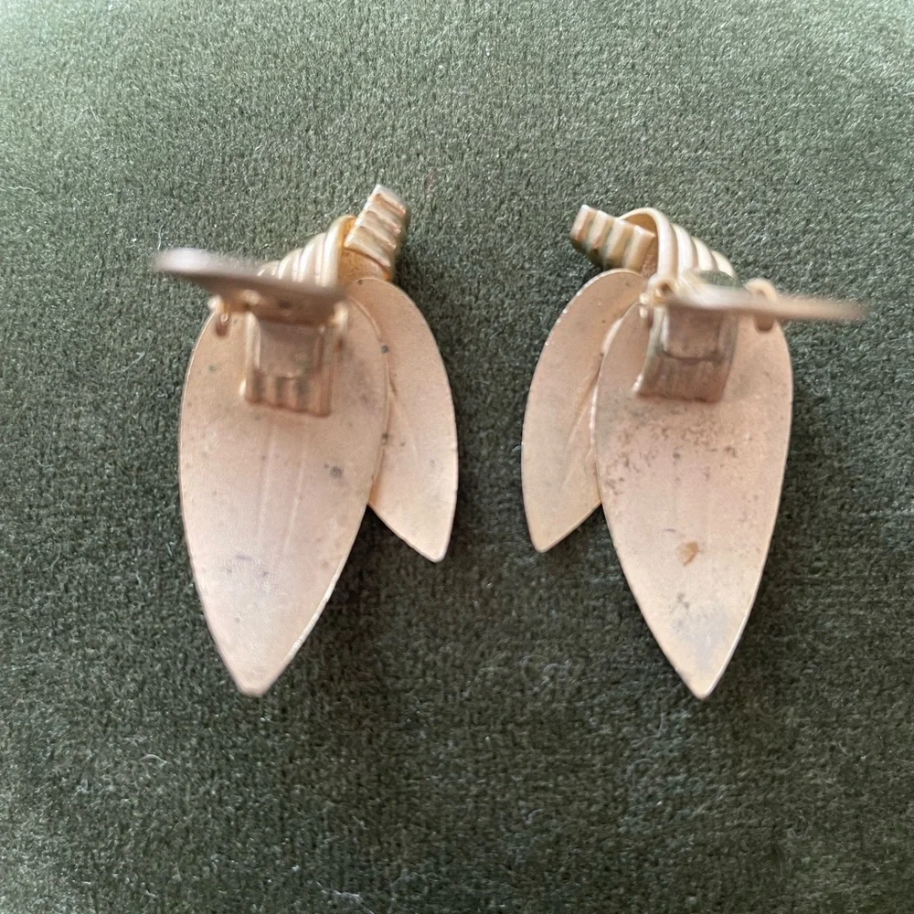 Vintage Leaf Brooch/Pin & Earrings, Brushed Gold Tone w/Faux Pearls, Unsigned - Picture 5 of 6